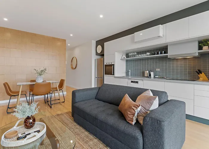 Modern 1-Bed City Skyline Views & Close To Shops